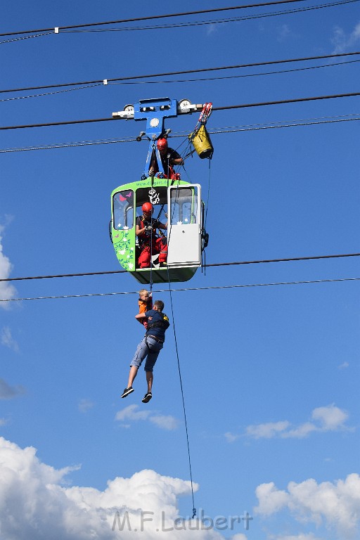 Koelner Seilbahn Gondel blieb haengen Koeln Linksrheinisch P289.JPG